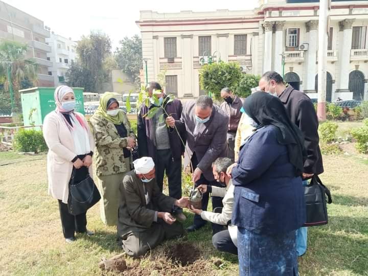 محافظة أسيوط تحتفل باليوم الوطني للبيئة بحملة تشجير بالشوارع والميادين وتوزيع صناديق قمامة أمام المحلات كتب : احمد نصر